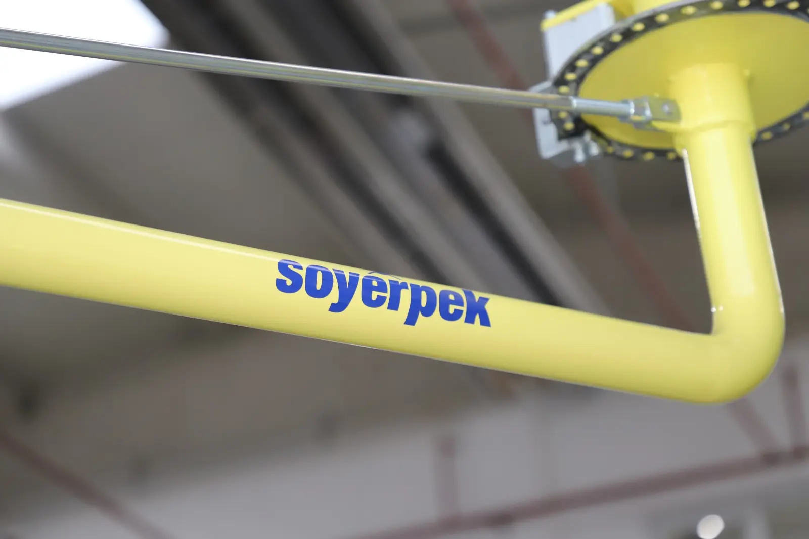 Manipulateur industriel Soyerpek alimenté par l'IA travaillant dans un environnement de laboratoire moderne. Manipulateur IA et système de bras robotisé intelligent