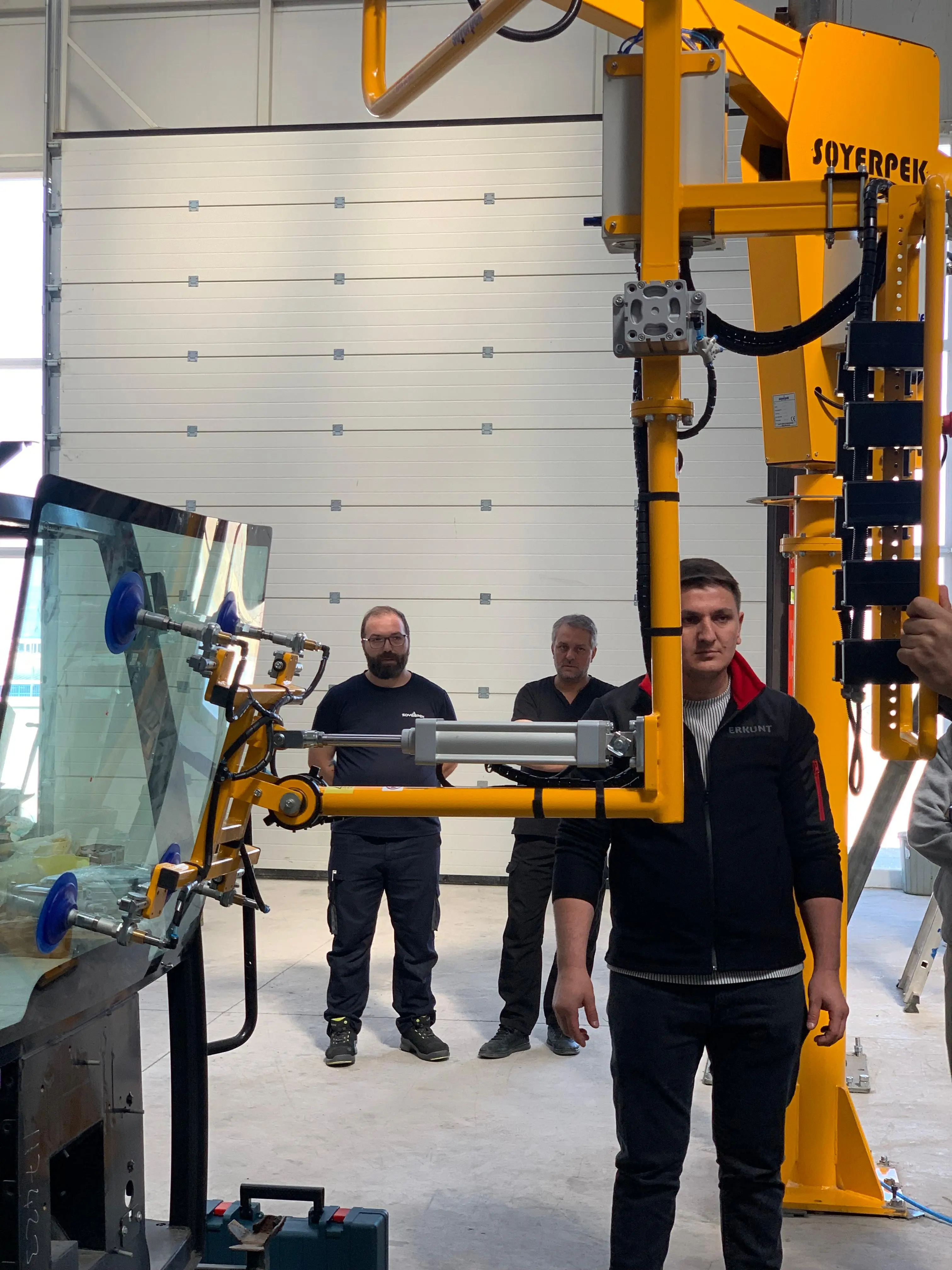 Система точного перемещения на линии установки автобусного стекла. Безопасное позиционирование с помощью 24V-робота.