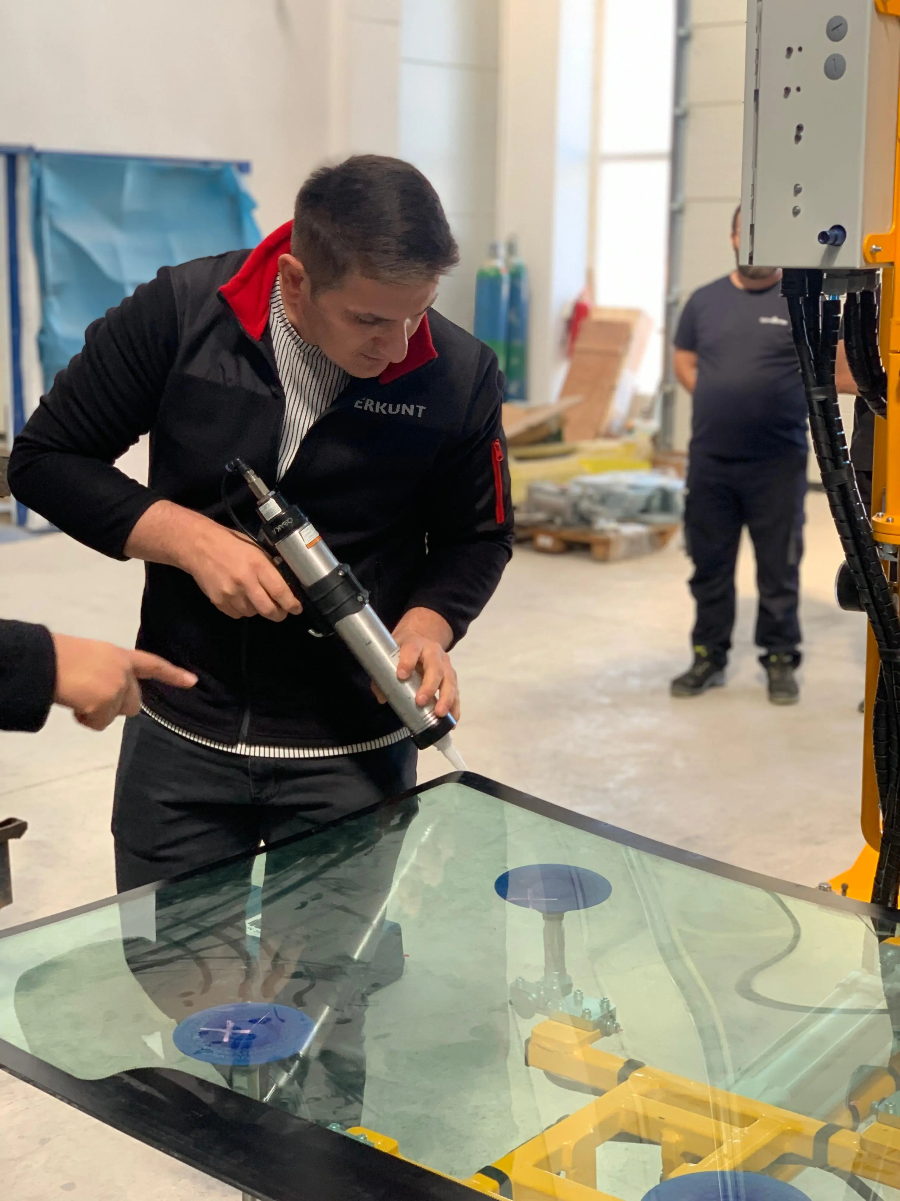 Vue détaillée du manipulateur de transport de verre sous vide Soyerpek - système de contrôle de précision et préhenseur à vide dans une opération d'assemblage de verre sur une ligne de production de tracteurs