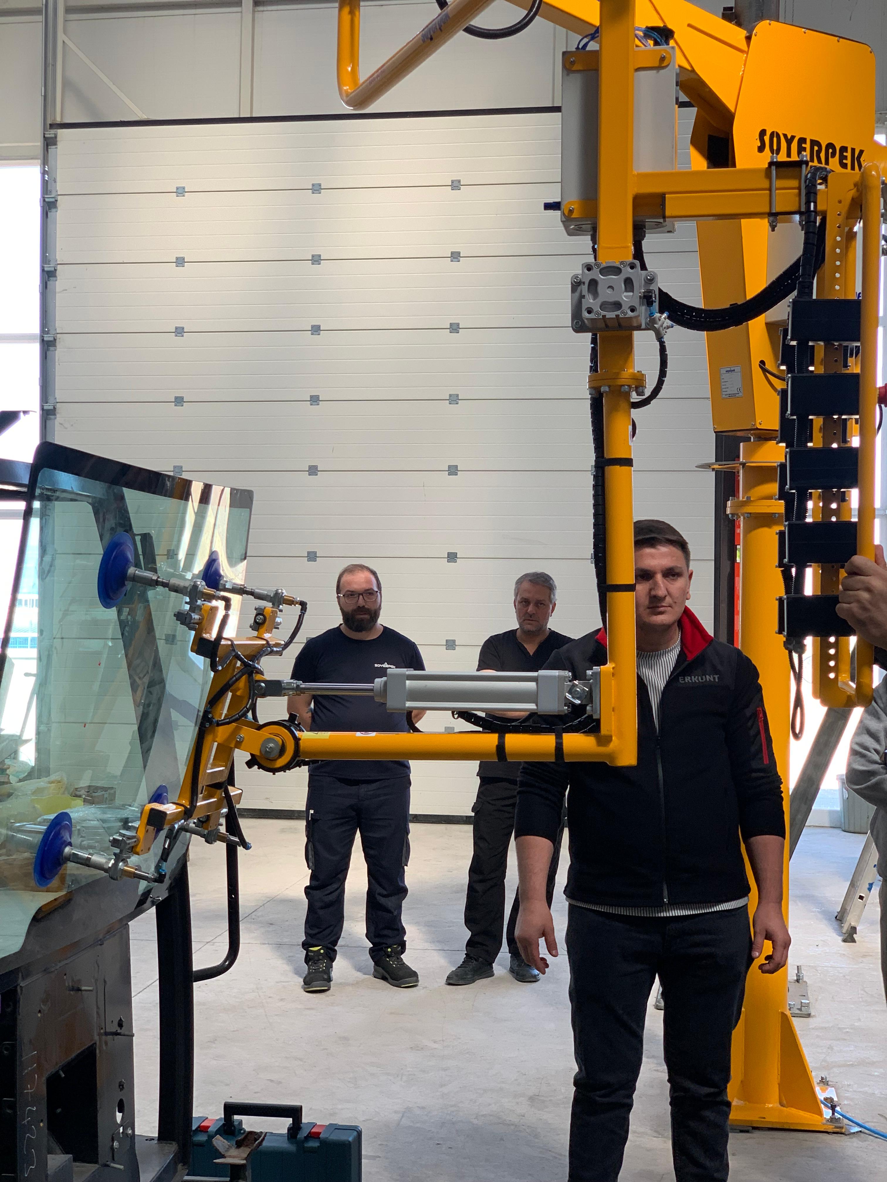 Traktör üretim hattı cam montaj işlemi Soyerpek endüstriyel manipülatör uygulaması vakum sistem otomasyon