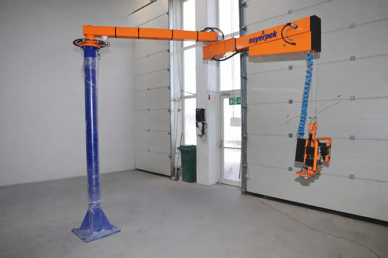 Manipulateur à câble utilisé sur une ligne de production du secteur énergétique. Système ergonomique pour le transport sûr de pièces délicates.