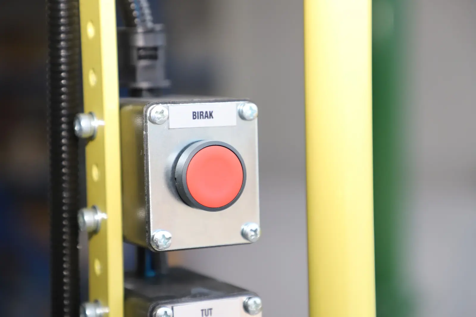 Système de manipulateur à câble améliorant l'ergonomie sur la ligne de production. Solution industrielle pour déplacer des pièces délicates de manière contrôlée.