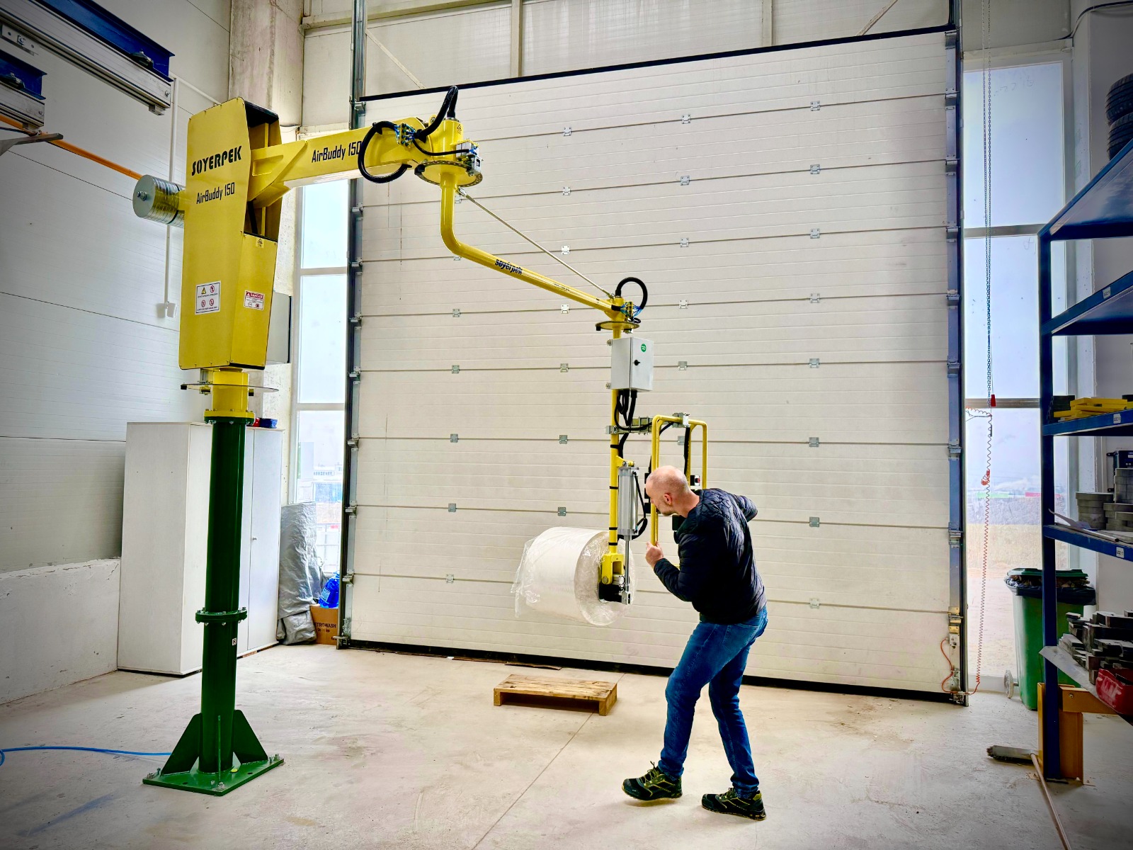 Soyerpek endüstriyel bobin kaldırma manipülatörü ile ağır makara taşıma işlemi. Ergonomik ve güvenli bobin manipülatörü sistemi.