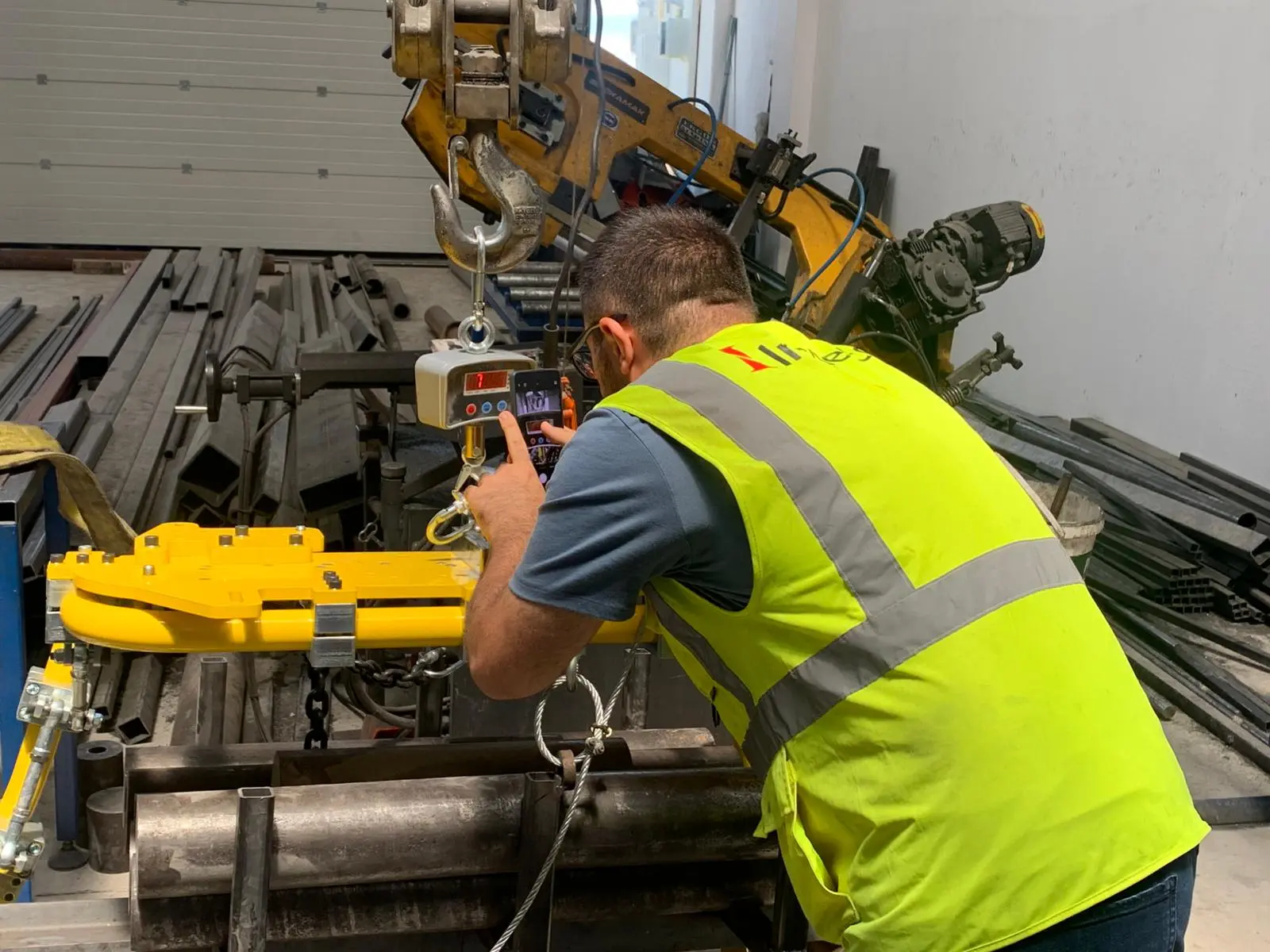 Techniciens Soyerpek effectuant des opérations de maintenance sur un manipulateur industriel. Guide de maintenance de manipulateur et système de maintenance préventive