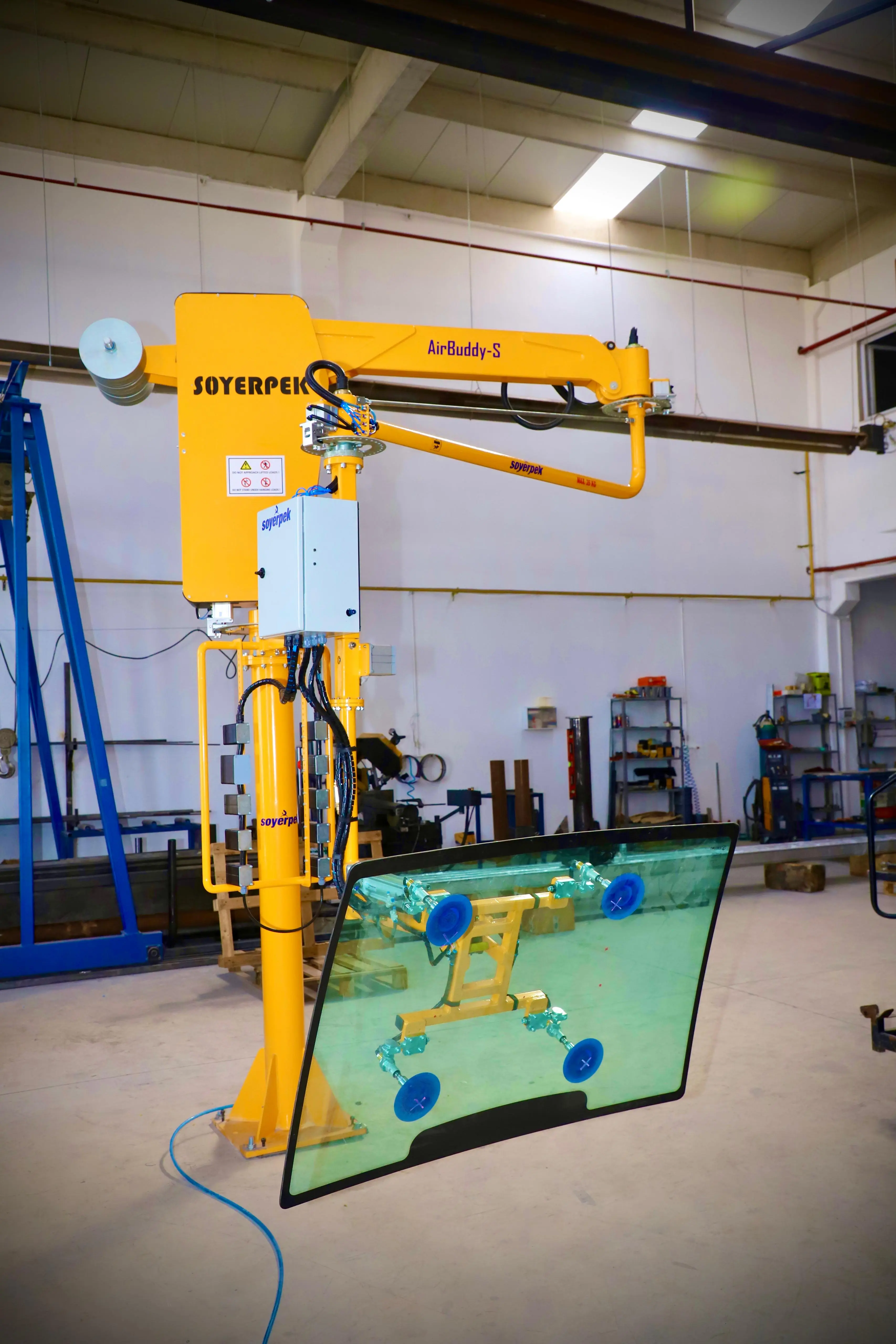 Manipulateur de manipulation de verre sous vide Soyerpek effectuant l'assemblage de verre dans le secteur automobile. Manipulateur de verre industriel sur une ligne de production automobile